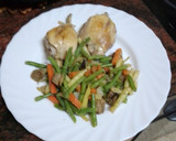 Foto del paso 4 de la receta: Muslo de pollo cocido y frito con salteado de verduras