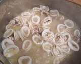 Foto del paso 3 de la receta: Guiso de calamares con patatas