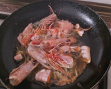 Foto del paso 3 de la receta: Tallarines con Tomate y Gambones