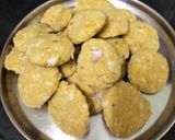 A picture of step 4 of Crispy Puffed Rice and Onion Patties.