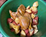 Foto del paso 2 de la receta: Patitas de pollo con papas rústicas al horno