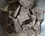 Foto del paso 3 de la receta: Temperado de chocolate con relleno de ate de guayaba