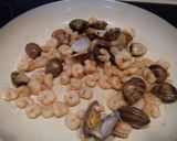 Foto del paso 4 de la receta Gambas al ajillo con almejas