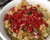 Une image de l'étape 6 de Salade de farfalles aux légumes, viandes grillées et olives.