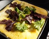 Foto del paso 3 de la receta: Tortilla abierta con salmón, granada y mermelada de guindilla