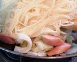 Foto langkah ke 3 dari resep Japanese Napolitan Spaghetti with Cabbage.