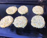 Une image de l'étape 7 de Galettes de courgettes bicolores au parmesan,ail et épices.
