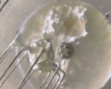 Une image de l'étape 1 de Pavlova aux fruits rouges.