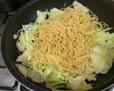 A picture of step 4 of Bacon & Cabbage Ario Orio (non-spicy).