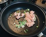 รูปขั้นตอนการทำที่ 4 ของ ไก่ผัดน้ำมันพริกเหล่ากันมา Laoganma