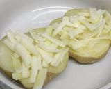 A picture of step 4 of Jacket Potatoes with Chili Con Carne.