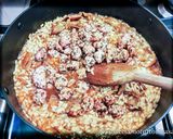 Foto del passaggio 4 della ricetta Risotto con Funghi Porcini e Salsiccia