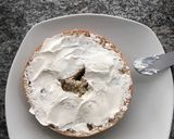 Foto del paso 3 de la receta: Bagel de Salmón Ahumado con queso crema y cabra