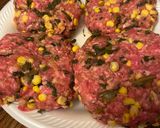 A picture of step 2 of Spinach and corn meatloaf hamburgers.