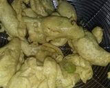 A picture of step 4 of Masaly bhari hari mirch k pakoray.