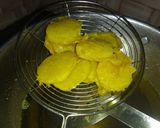 A picture of step 3 of Potato slice pakode.