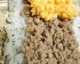 A picture of step 3 of 4-Color Chicken Soboro Onigiri Sandwiches.
