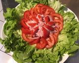 Une image de l'étape 6 de Salade de feuille de chêne aux tomates, jambon blanc et roquefort (sauce épicée à la ciboulette).