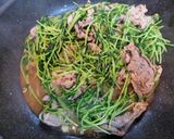 A picture of step 6 of Pork Bits and Pea Shoots Stir-Fried with Ginger and Pepper.