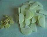 A picture of step 1 of Chinese Daikon Radish and Ginger Soup.