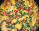 Foto del paso 4 de la receta: Tortilla de papa con chorizo colorado!!