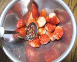 A picture of step 1 of Heart-Shaped Strawberry Adzuki Bean Jello for Valentine's Day.