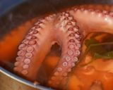 Foto del passaggio 4 della ricetta Pasta al Polpo con Olive Taggiasche, Datterino e Bottarga di Tonno Rosso
