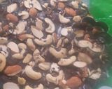 ડ્રાયફ્રુટસ ચીક્કી (Dryfruits Chikki Recipe In Gujarati) રેસીપી સ્ટેપ2ફોટો