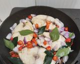 Foto langkah ke 2 dari resep Ikan Tengiri Cabe Bawang Daun Kare.