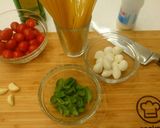 Spagetti koktélparadicsommal, mozzarellával, friss bazsalikommal recept fázis 1 fotója