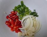 Foto langkah ke 2 dari resep Jamur Tumis Pedas.
