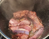 Foto del paso 4 de la receta: Costillar de cerdo guisado con vino tinto
