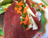 Foto del paso 2 de la receta: Rollitos de bistec con pimiento, zanahoria y queso