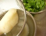 A picture of step 2 of Raw Chrysanthemum Greens with Mustard Daikon Radish Natto.