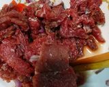 Hình bước làm 1 của món Nui xoắn xào bò