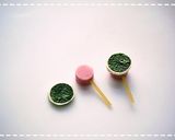 A picture of step 4 of Mickey and Minnie Onigiri Character Bento.