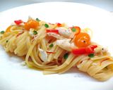 Foto del passaggio 6 della ricetta Linguine con orata, peperoni, datterini gialli e pistilli di zafferano