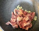 รูปขั้นตอนการทำที่ 3 ของ หมูผัดซีอิ๊วดำ