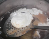 Foto del paso 6 de la receta: Huevos escalfados sobre tomate triturado