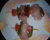 Foto del paso 3 de la receta: Brochetas de pechugas con jamón serrano, jamón cocido y verduras