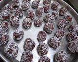A picture of step 2 of Beetroot and cashew ladoos.