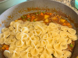 Fideos guisados con carne y verduras