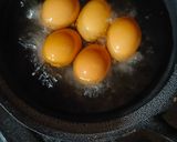 Foto langkah ke 1 dari resep Telur masak sambal.