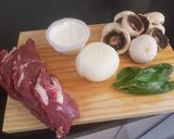 Foto del paso 1 de la receta Lomo de cerdo ibérico en salsa de yogur y champiñones con quinoa