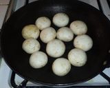 A picture of step 2 of Roasted Mushrooms with Garlic and Thyme.