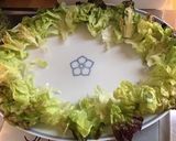 Une image de l'étape 3 de Salade terre et mer aux crevettes,radis,tomates,concombre,laitue,oignon et ciboulette.