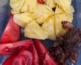 Hình bước làm 2 của món Cơm nhà với chim bồ câu nướng mật ong, bí xanh xào tôm, canh hến cá viên nấu chua, salad kiwi táo
