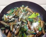 Foto langkah ke 2 dari resep Kerang Ijo Kuah Kuning.