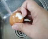 Gambar langkah 1 resipi Nasi goreng bersama telur rebus.
