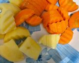 Foto langkah ke 2 dari resep Sup Makaroni Sosis.